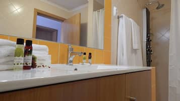 Doppia Comfort, 1 letto queen, accessibile ai disabili, vista vigneti | Bagno | Doccia, doccia idromassaggio, set di cortesia gratuito, asciugacapelli