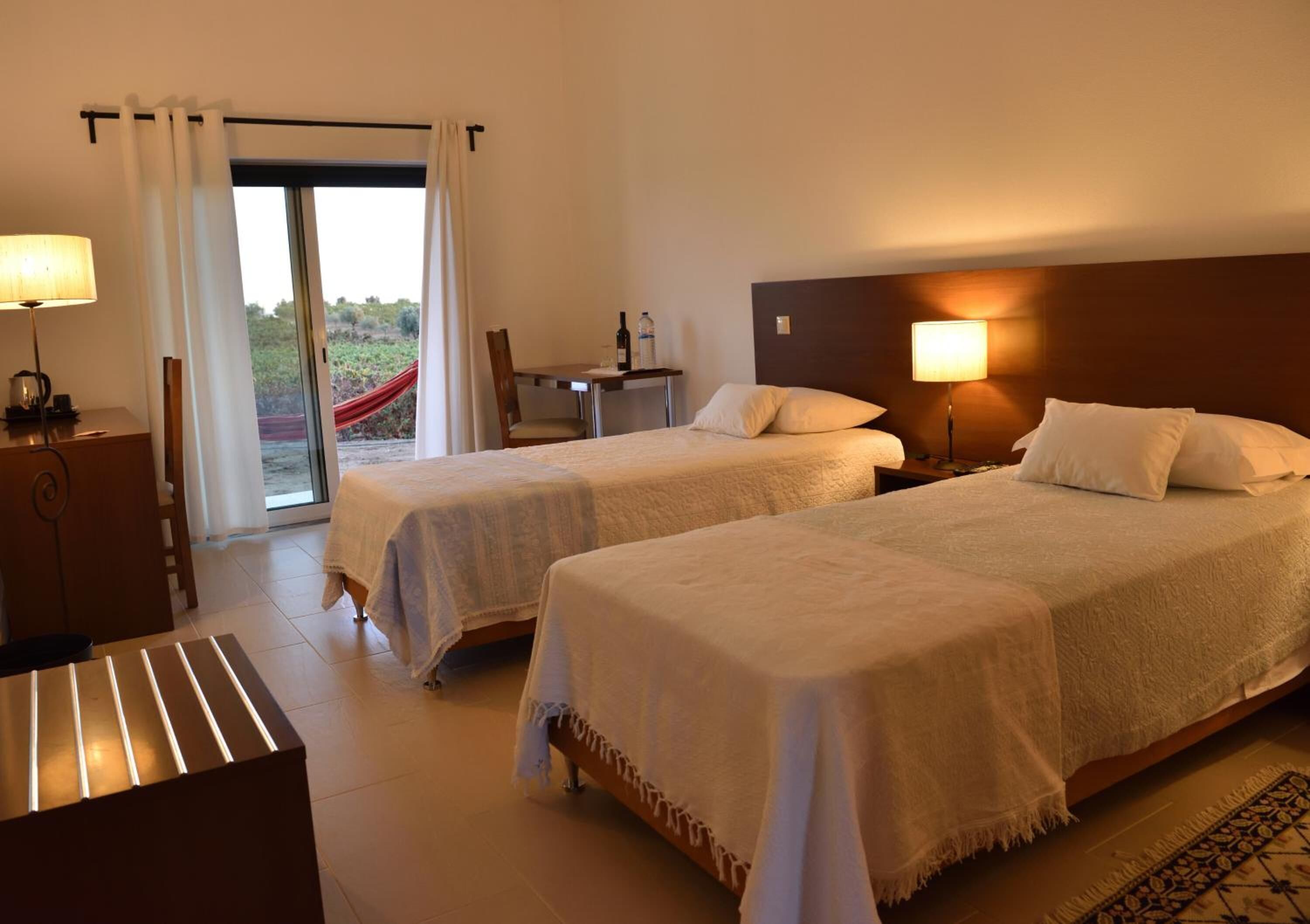 Minibar, escritorio, sistema de insonorización y camas supletorias