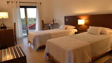 Minibar, escritorio, sistema de insonorización y camas supletorias