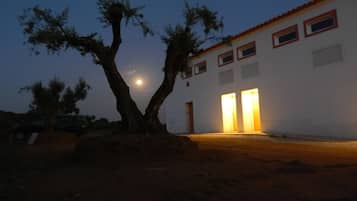 Fachada de la propiedad por la tarde o noche