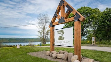 Un panneau en bois orné d’un logo représentant une maison et un arbre, sur lequel on peut lire : « Single Island Shores ».
