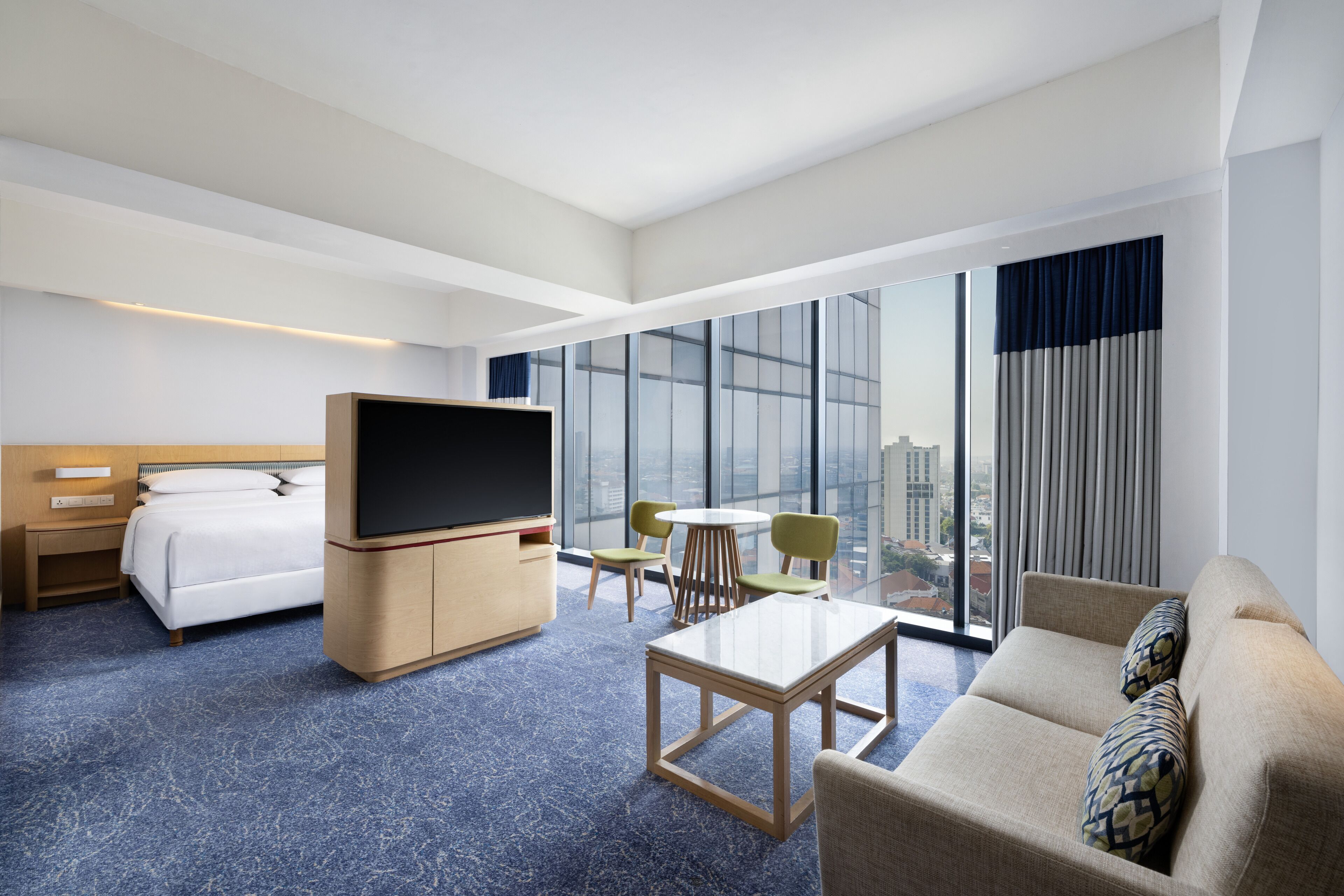 套房, 1 间卧室 | 高档床上用品、迷你吧、客房内保险箱、办公桌