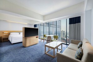 Suite, 1 kamar tidur | Seprai premium, minibar, brankas, dan meja kerja