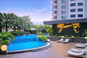 Outdoor pool, pool umbrellas, sun loungers - Four Points by Sheraton Surabaya, Tunjungan Plaza (Surabaya)