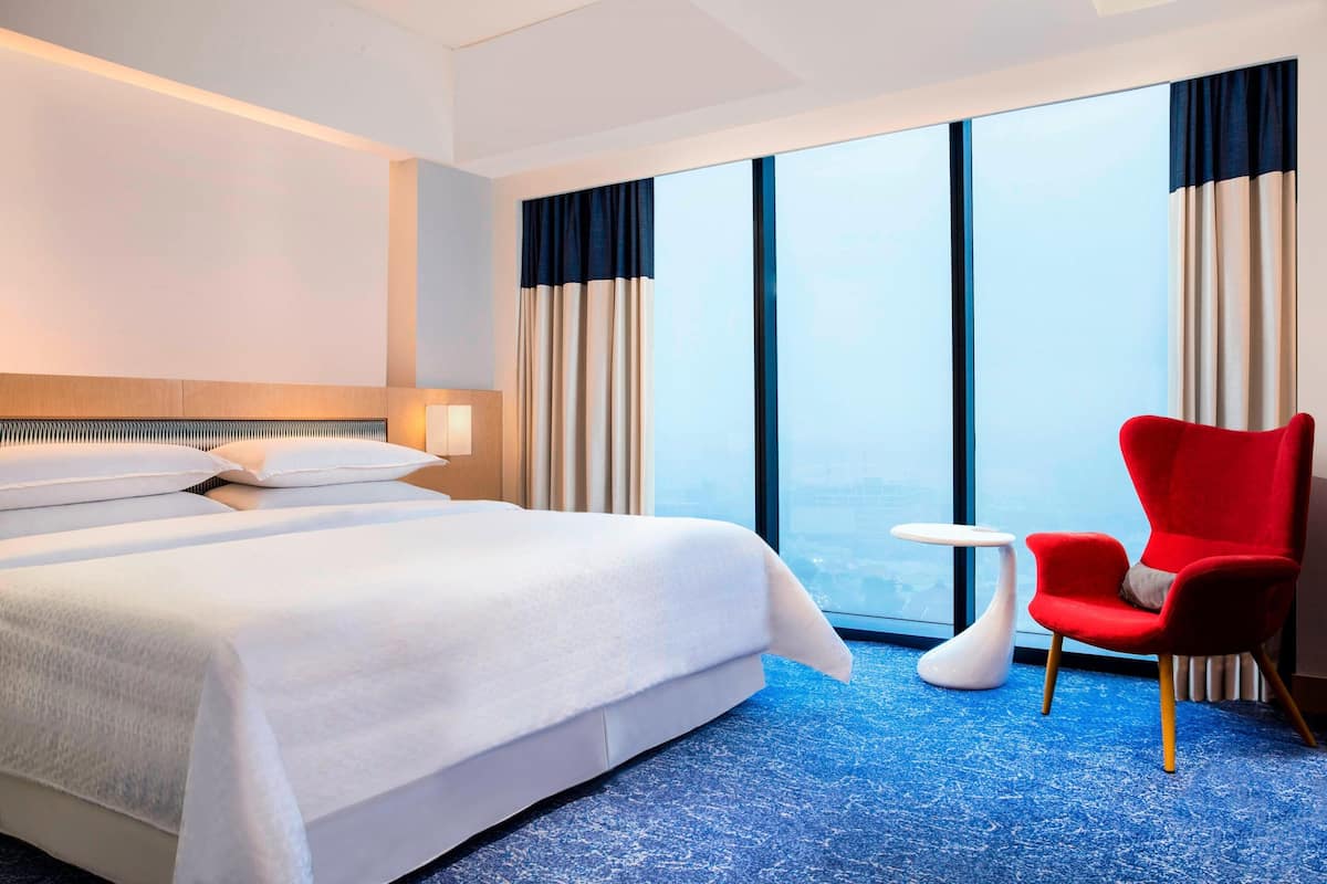 room, 1 king bed, non smoking | premium bedding, minibar, in-room safe, desk