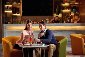 Lobby lounge, pool views, open daily - Four Points by Sheraton Surabaya, Tunjungan Plaza (Surabaya)