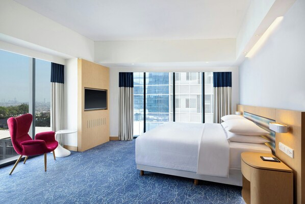 Premium Room, 1 King Bed | Premium bedding, minibar, in-room safe, desk - Four Points by Sheraton Surabaya, Tunjungan Plaza (Surabaya)