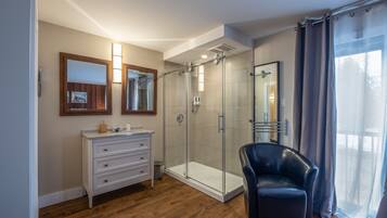 Superior Room, 1 King Bed, Refrigerator | Individually decorated, desk, blackout drapes, iron/ironing board