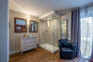 Quarto superior, 1 cama King, geladeira | Individualmente decorados, escrivaninha, cortinas blackout