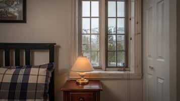 Economy Room, 1 Double Bed | Individually decorated, desk, blackout drapes, iron/ironing board
