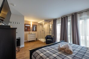 Individually decorated, desk, blackout drapes, iron/ironing board - Auberge Sauvignon (Mont-Tremblant)