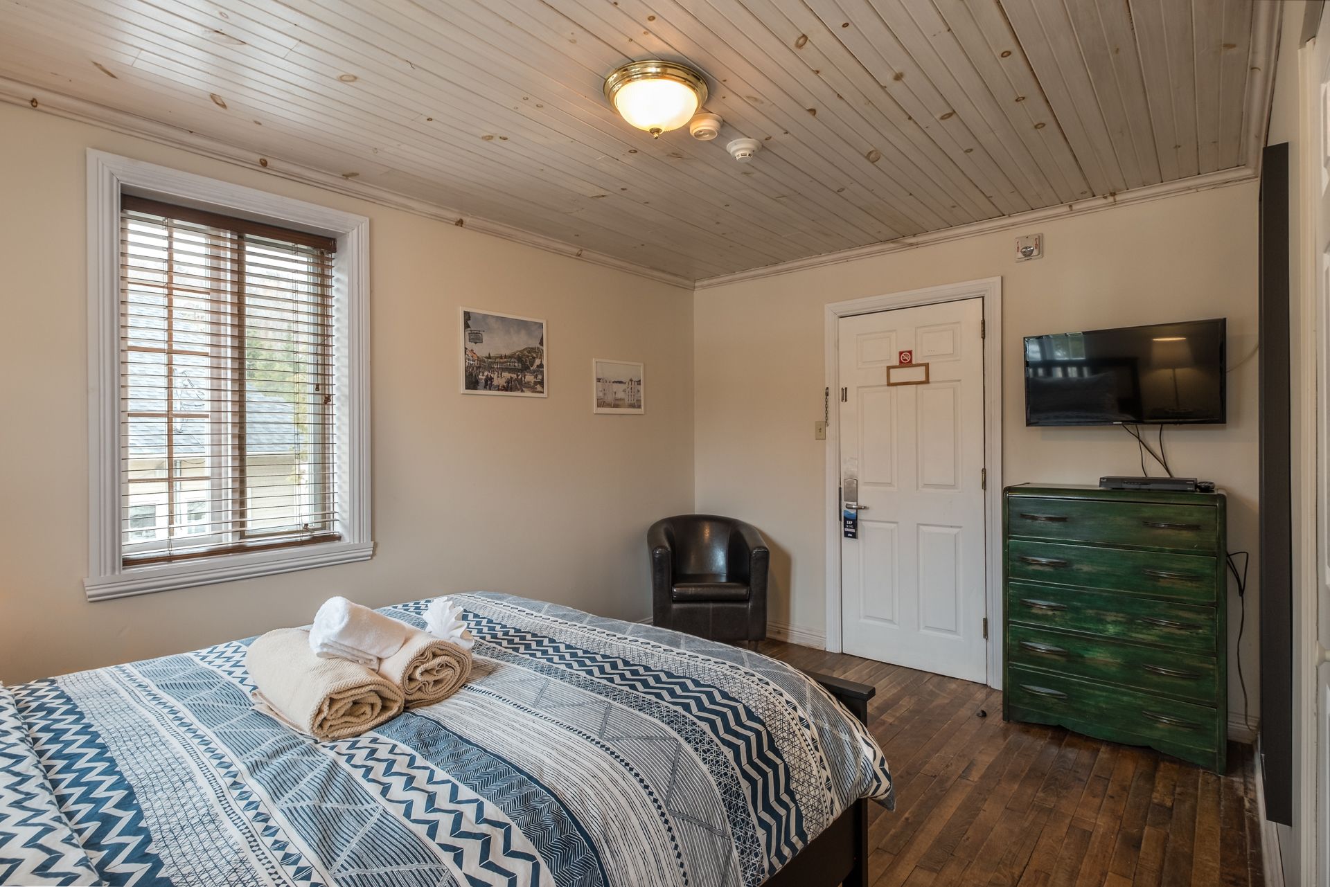 standard room, 1 queen bed | individually decorated, desk, blackout curtains, iron/ironing board