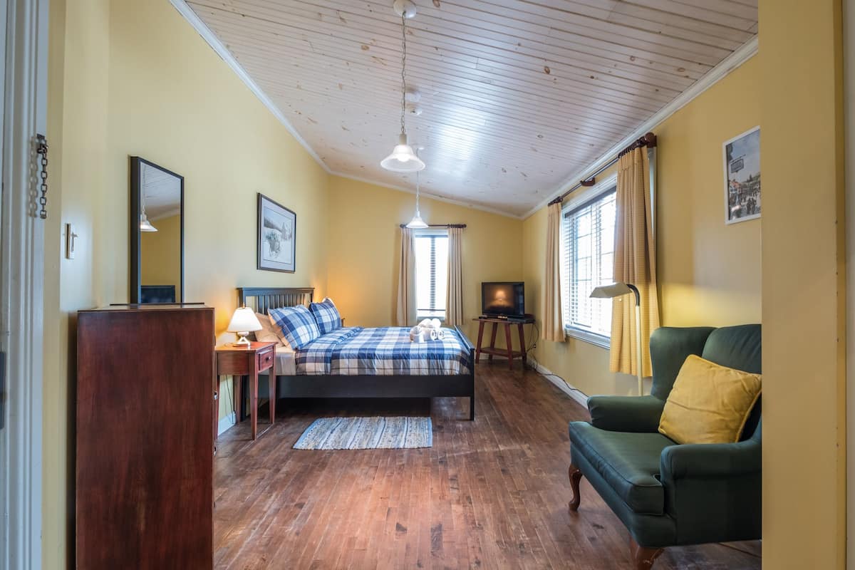 Standard Room, 1 King Bed, Private Bathroom | Individually decorated, desk, blackout drapes, iron/ironing board