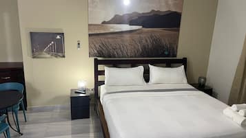 Luxury | Een minibar, een kluis op de kamer, een bureau, een laptopwerkplek