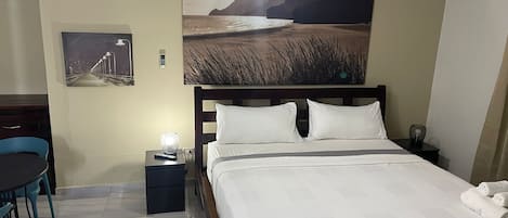 Luxury | Minibar, una cassaforte in camera, una scrivania, postazione laptop