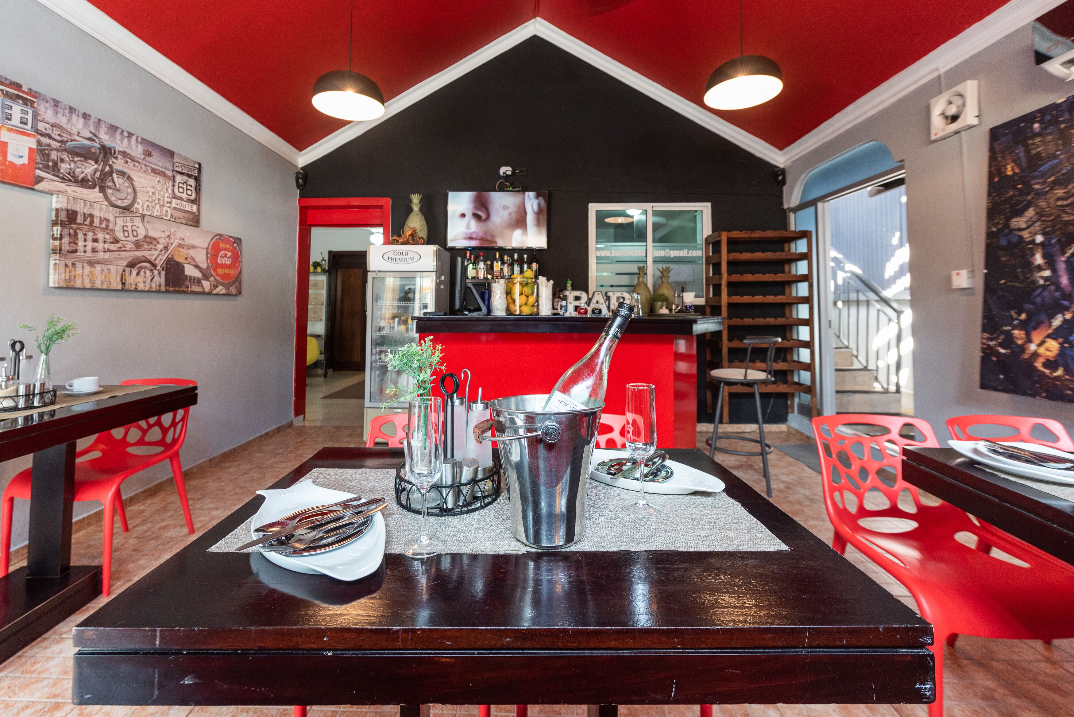 breakfast, lunch, dinner served; international cuisine