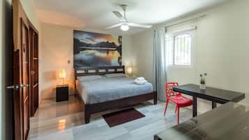 Royal Suite | Een minibar, een kluis op de kamer, een bureau, een laptopwerkplek