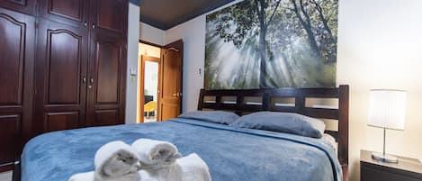 Een minibar, een kluis op de kamer, een bureau, een laptopwerkplek