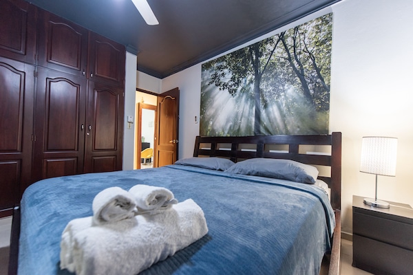 Minibar, brankas, meja kerja, dan ruang kerja ramah laptop