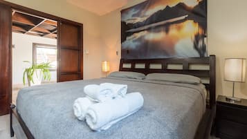 Royal Suite | Minibar, in-room safe, desk, laptop workspace
