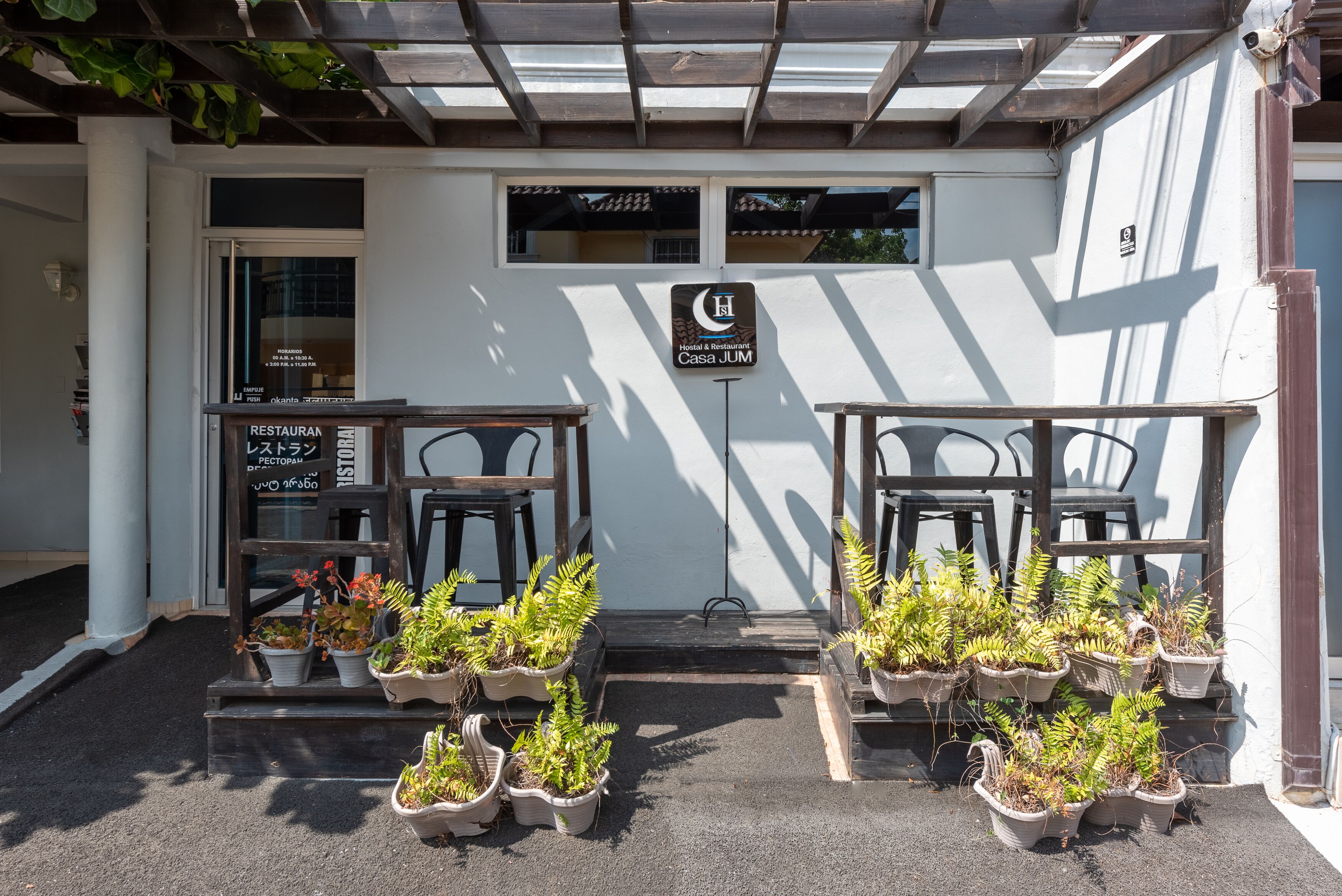 breakfast, lunch, dinner served; international cuisine