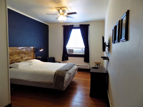 Standard-Einzelzimmer, 1 Queen-Bett, Nichtraucher, Kühlschrank und Mikrowelle