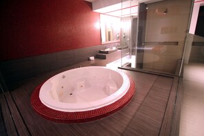 Suite, 1 letto king, idromassaggio | Bagno | Doccia, set di cortesia gratuito, asciugamani