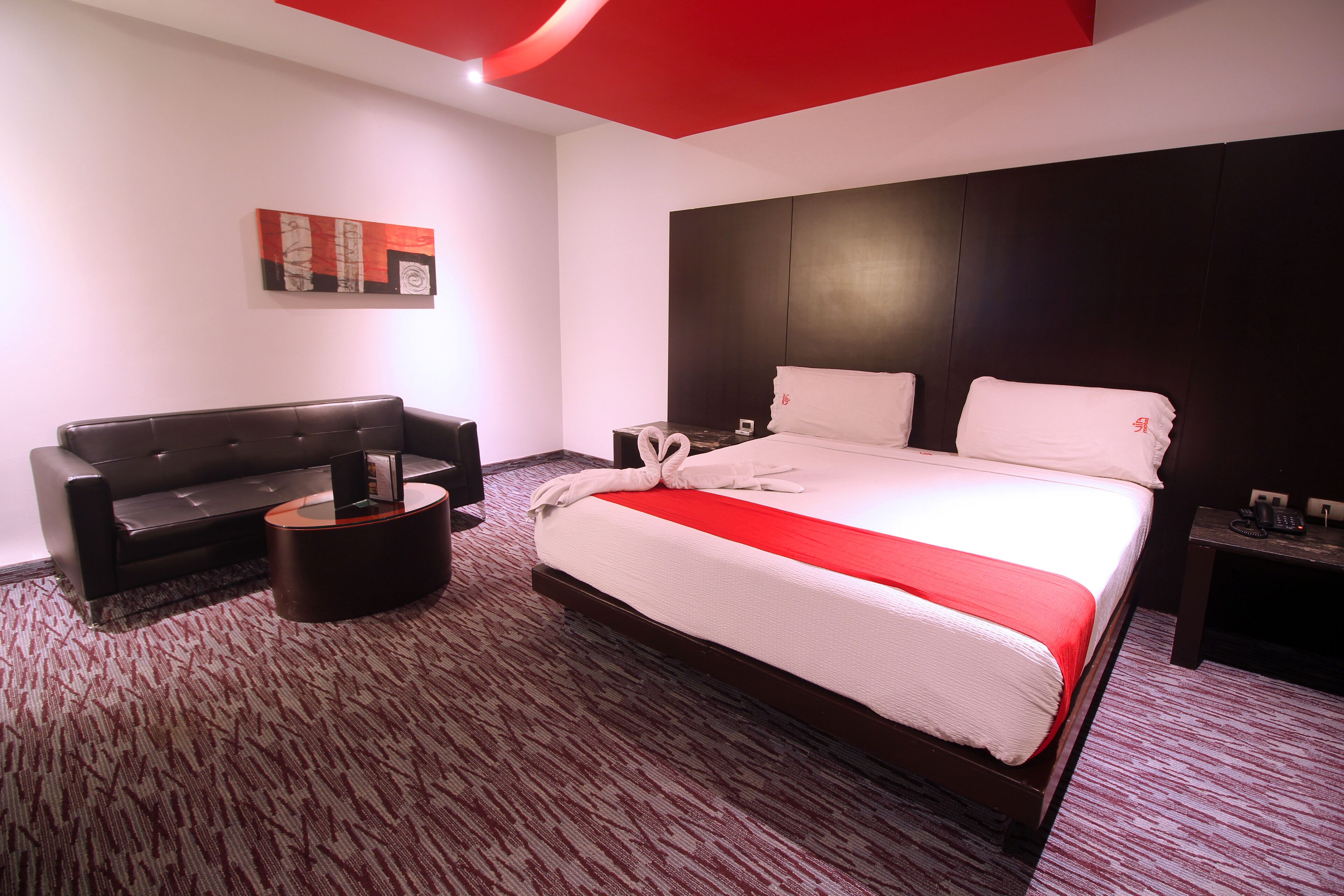 Suite, 1 letto king, idromassaggio | Area soggiorno | TV a schermo piatto