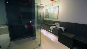 Suite, 1 Katil Raja (King), Private Pool | Bilik Mandi | Pancuran mandi, kelengkapan dandanan diri percuma, tuala disediakan 