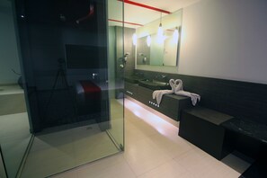 套房, 1 张特大床, 私人游泳池 | 浴室 | 淋浴设施、免费洗浴用品、毛巾