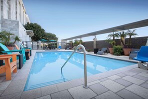 Outdoor pool, pool umbrellas, pool loungers - Home2 Suites by Hilton Phoenix Chandler (Chandler)