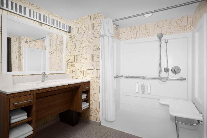 Badezimmer | Kostenlose Toilettenartikel, Handtücher