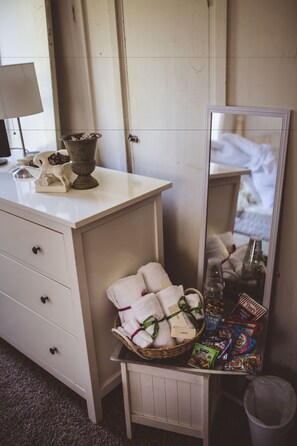 Mt. Rainier Deluxe Suite | Individually decorated, individually furnished, iron/ironing board