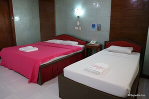 Desk, free WiFi - Obdulia's Business Inn (Dumaguete)