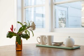 Beach Side Unit (1 Queen, 2 Singles) | Garden view - Surf N Stay Whangamata (Whangamata)
