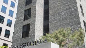 Un hotel moderno con un letrero destacado que dice "HOTEL SOULHAD".