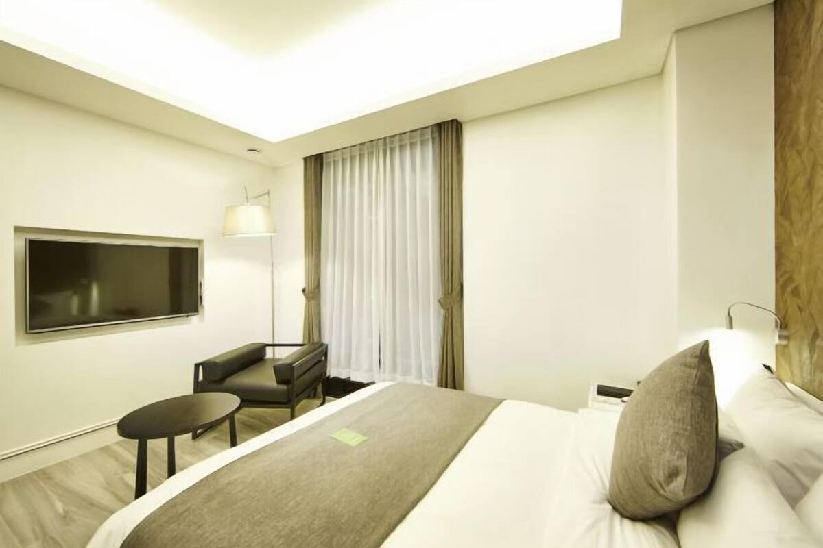 Premium bedding, down comforters, desk, blackout drapes