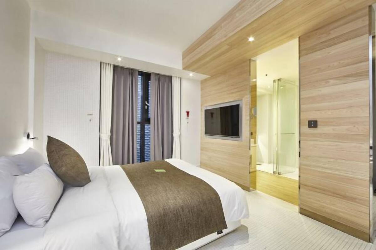 Premium bedding, down comforters, desk, blackout drapes