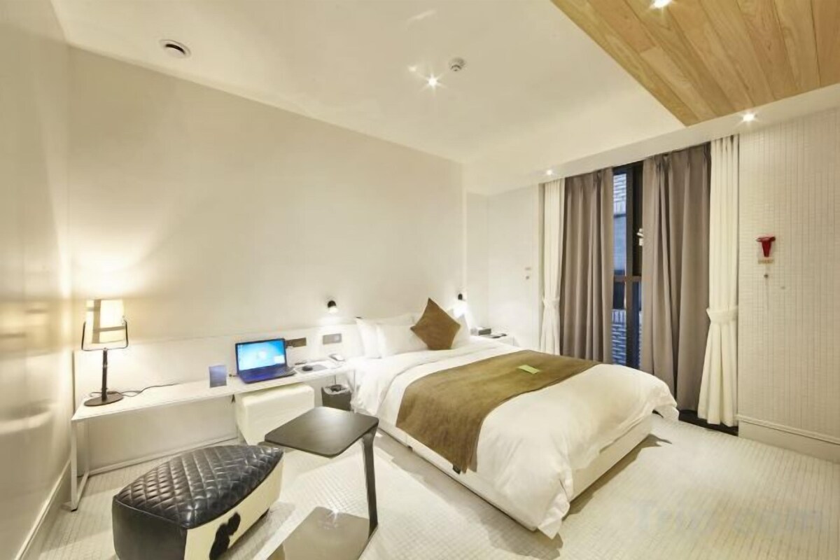 Premium bedding, down duvets, desk, blackout curtains