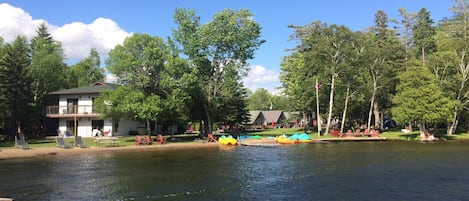 Privat strand, solsenger, parasoller og strandhåndklær