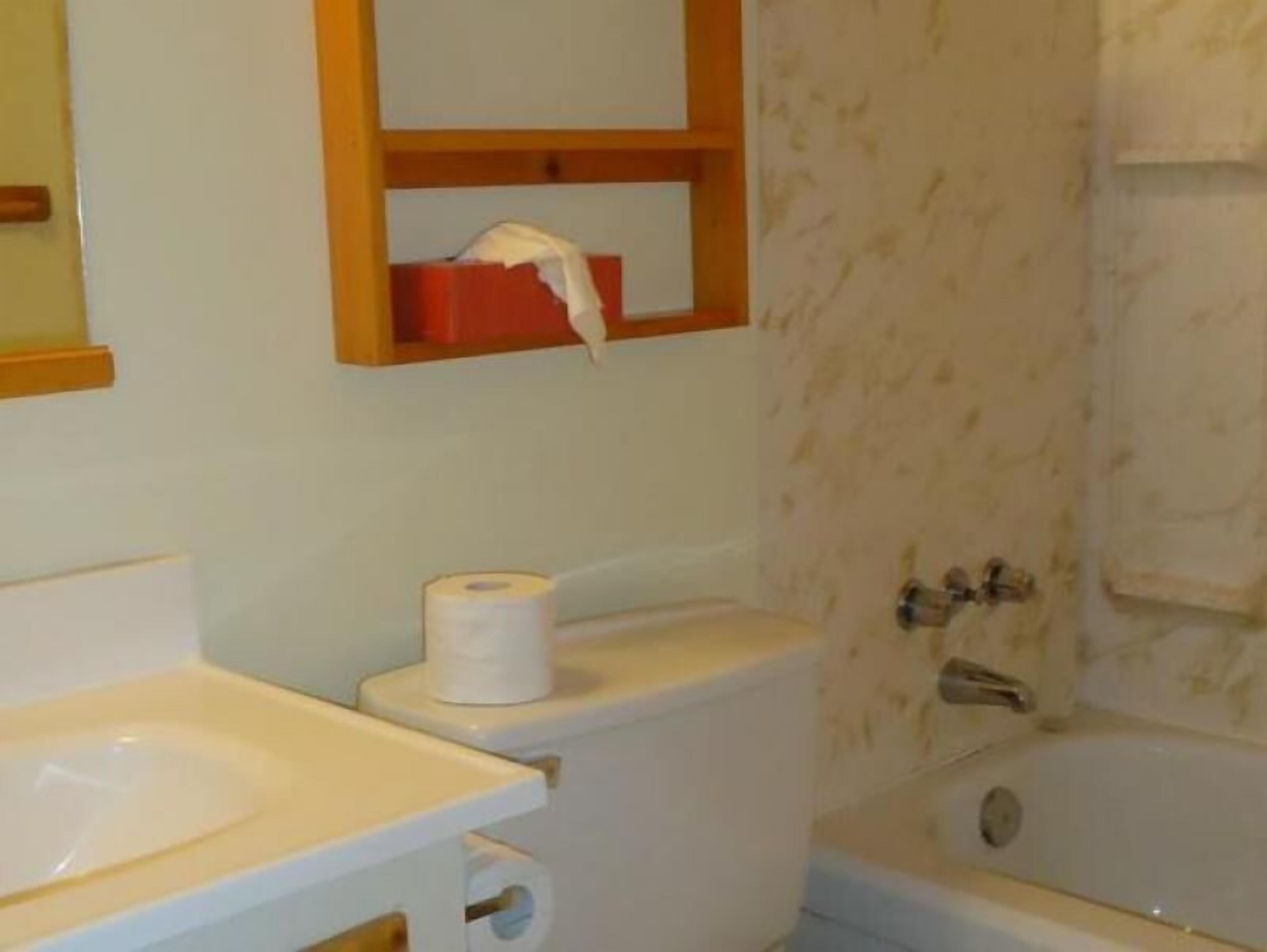 Townhome, 2 Bedrooms | Bathroom | Combined shower/tub, towels