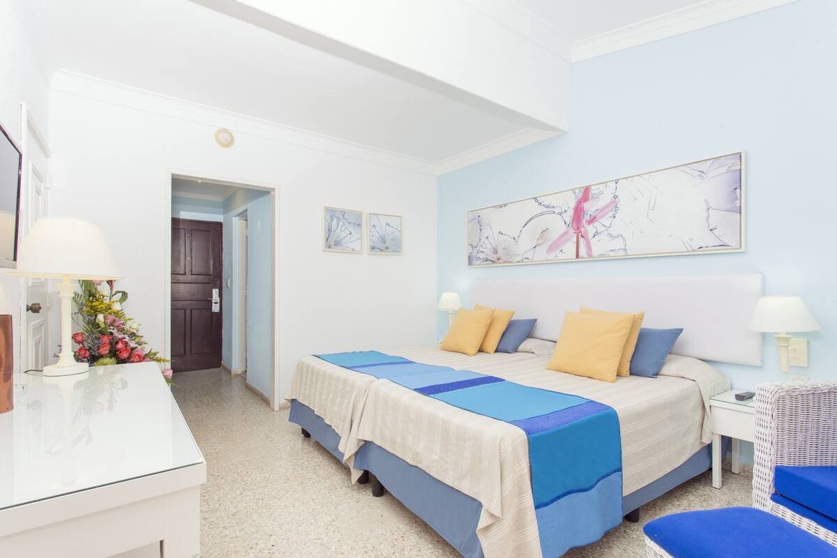 Minibar contenant certains articles gratuits, coffre-fort, bureau