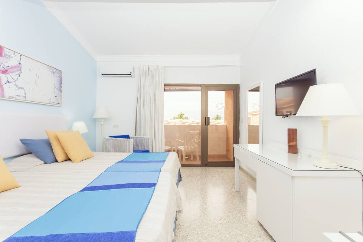 Minibar contenant certains articles gratuits, coffre-fort, bureau