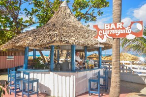 4 bares o lounges, bar junto a la alberca 