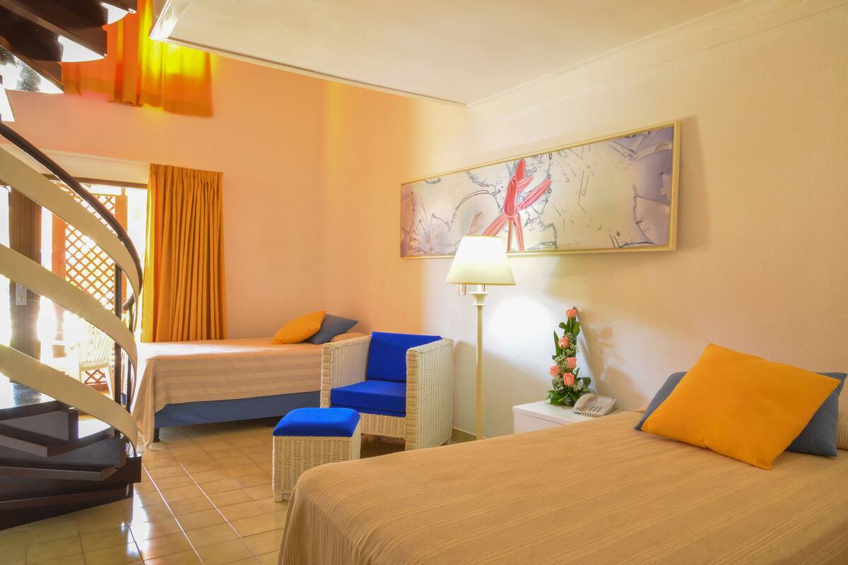 Minibar contenant certains articles gratuits, coffre-fort, bureau