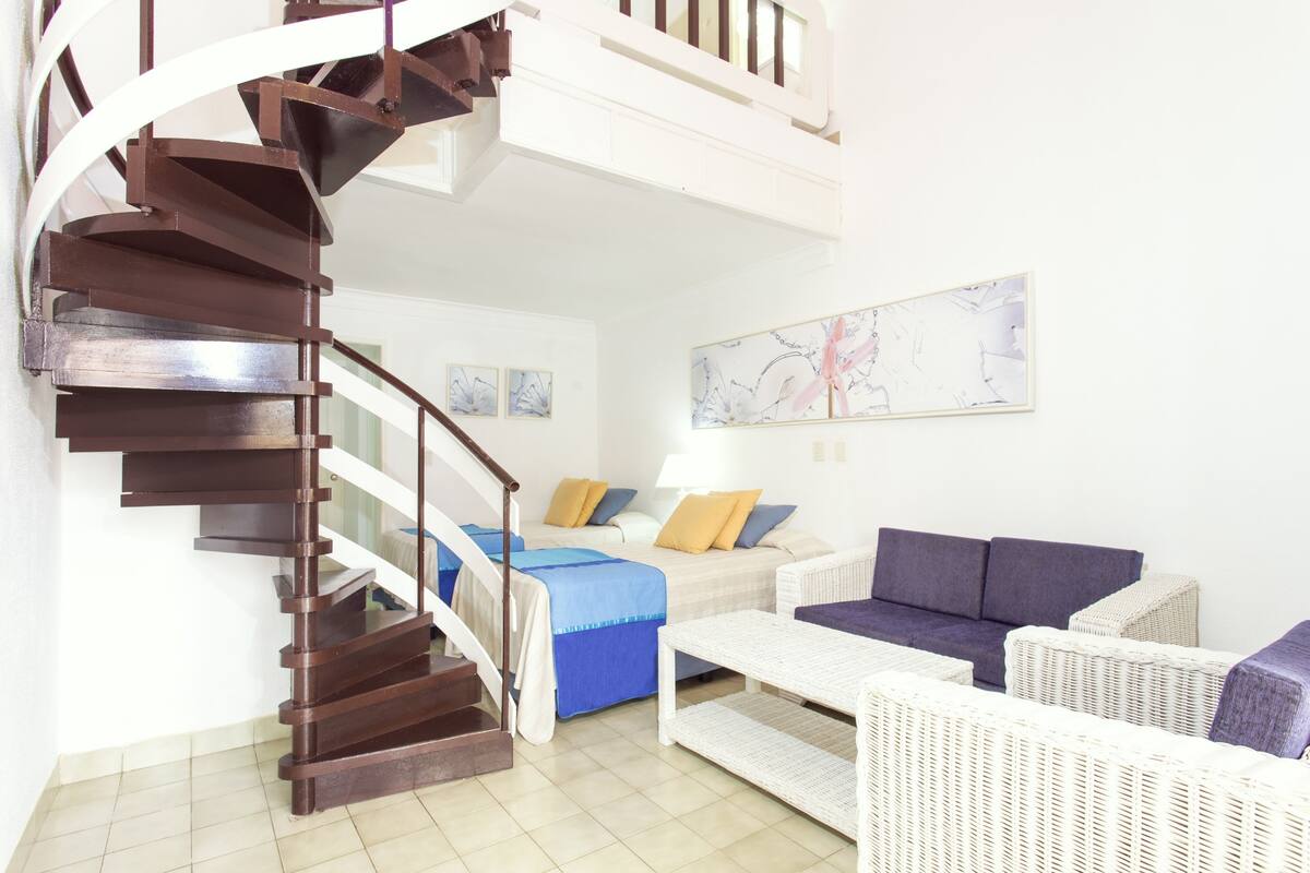 Minibar contenant certains articles gratuits, coffre-fort, bureau