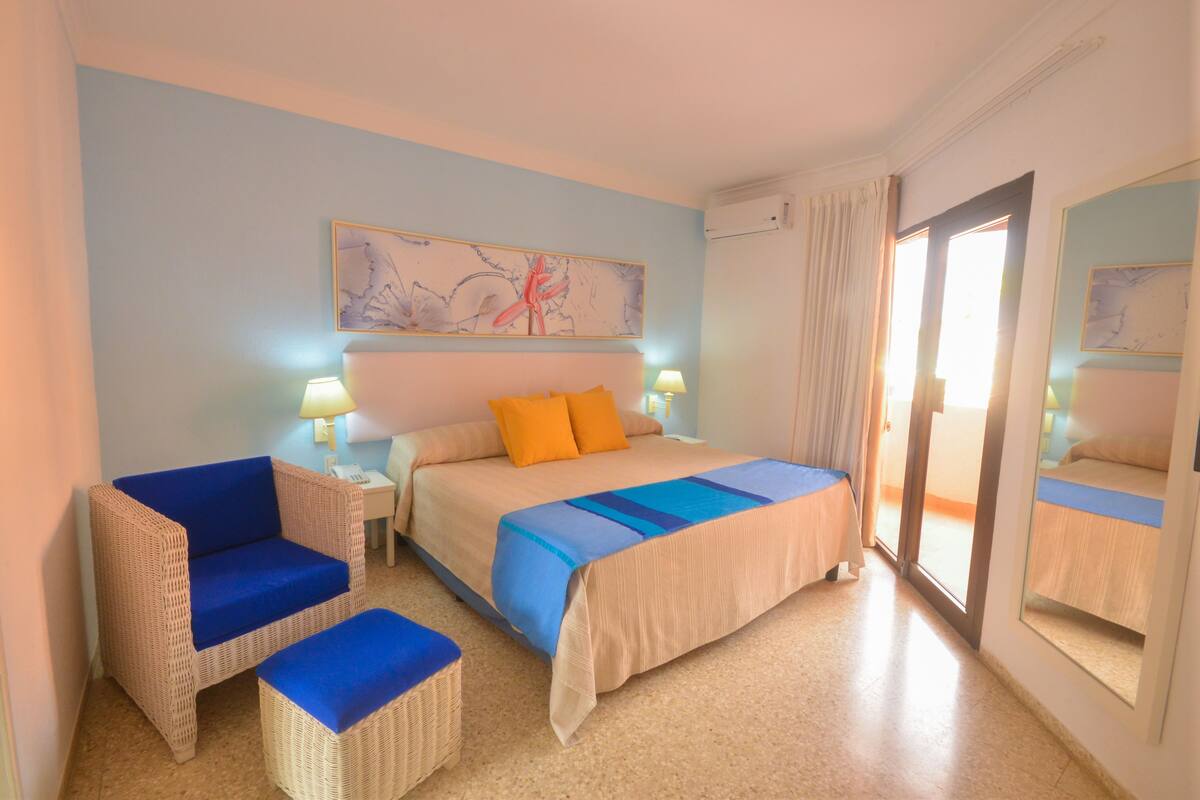 Minibar contenant certains articles gratuits, coffre-fort, bureau