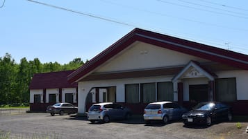 Vista frontal de la propiedad