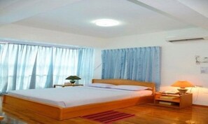 Habitación doble Deluxe | Minibar, caja de seguridad en la habitación, escritorio y camas extra