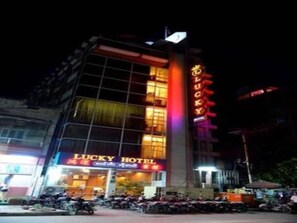 Vista frontal de la propiedad